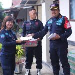 Tampak Karutan Kotamobagu Setyo Prabowo, saat memberikan THR ke salah satu Pegawai Rutan, di Kediaman Rudis Rutan Kotamobagu, Kamis 15 Desember 2022. (foto: Wahyudy Paputungan)