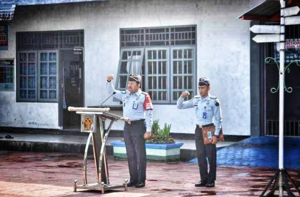 Tampak Kepala Rutan Kotamobagu Setyo Prabowo, saat memberikan semangat di Apel Pagi, yang dilaksanakan di Lapangan Upacara Rutan Kotamobagu, Senin 12 Desember 2022. (foto.wahyudy paputungan/Bolmong.News)