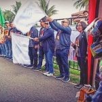Tampak Kepala BP2MI RI Benny Rhamdani, ikut didampingi Wali Kota Kotamobagu Tatong Bara, saat membuka kegiatan event Drag Bike dengan mengibas bendera start yang berlangsung di Sirkuit Paloko Kinalang, Kota Kotamobagu, Provinsi Sulawesi Utara, Sabtu 10 Desember 2022. (foto.Istimewa)
