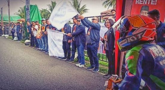 Tampak Kepala BP2MI RI Benny Rhamdani, ikut didampingi Wali Kota Kotamobagu Tatong Bara, saat membuka kegiatan event Drag Bike dengan mengibas bendera start yang berlangsung di Sirkuit Paloko Kinalang, Kota Kotamobagu, Provinsi Sulawesi Utara, Sabtu 10 Desember 2022. (foto.Istimewa)