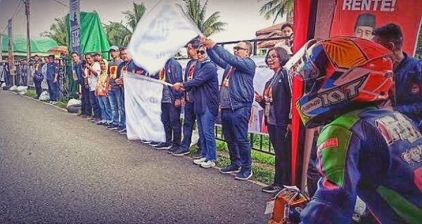 Tampak Kepala BP2MI RI Benny Rhamdani, ikut didampingi Wali Kota Kotamobagu Tatong Bara, saat membuka kegiatan event Drag Bike dengan mengibas bendera start yang berlangsung di Sirkuit Paloko Kinalang, Kota Kotamobagu, Provinsi Sulawesi Utara, Sabtu 10 Desember 2022. (foto.Istimewa)
