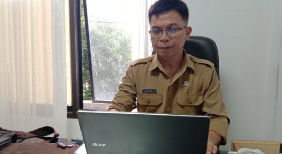 Tampak Kepala Disperindag Boltim Jantra Damopolii, saat ditemui awak media Bolmong.News. (foto.Gazali Potabuga/Bolmong.News)