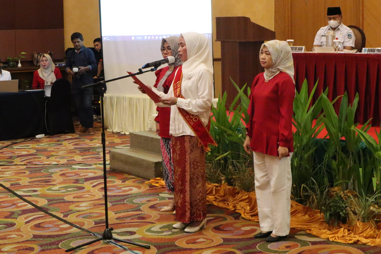 Ketua TP-PKK Bolsel Ny Selpian Kamaru-Manoppo didampingi Wakil Ketua TP-PKK Rosdiana Abdul Hamid Lapatola saat mengambil sumpah kepada Bunda PAU Kecamatan dan Desa se Kabupaten Bolsel, Rabu, 14 Desember 2022. (Foto: Diskominfo Bolsel)