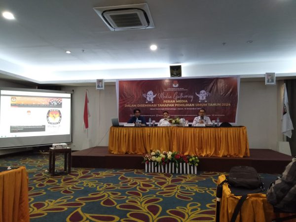 Tampak suasana kegiatan Media Gathering KPU Kabupaten Bolmong bersama puluhan wartawan, di Sutanraja Hotel Kotamobagu, Senin 20 Desember 2022. (foto.Wahyudy Paputungan/Bolmong.News)