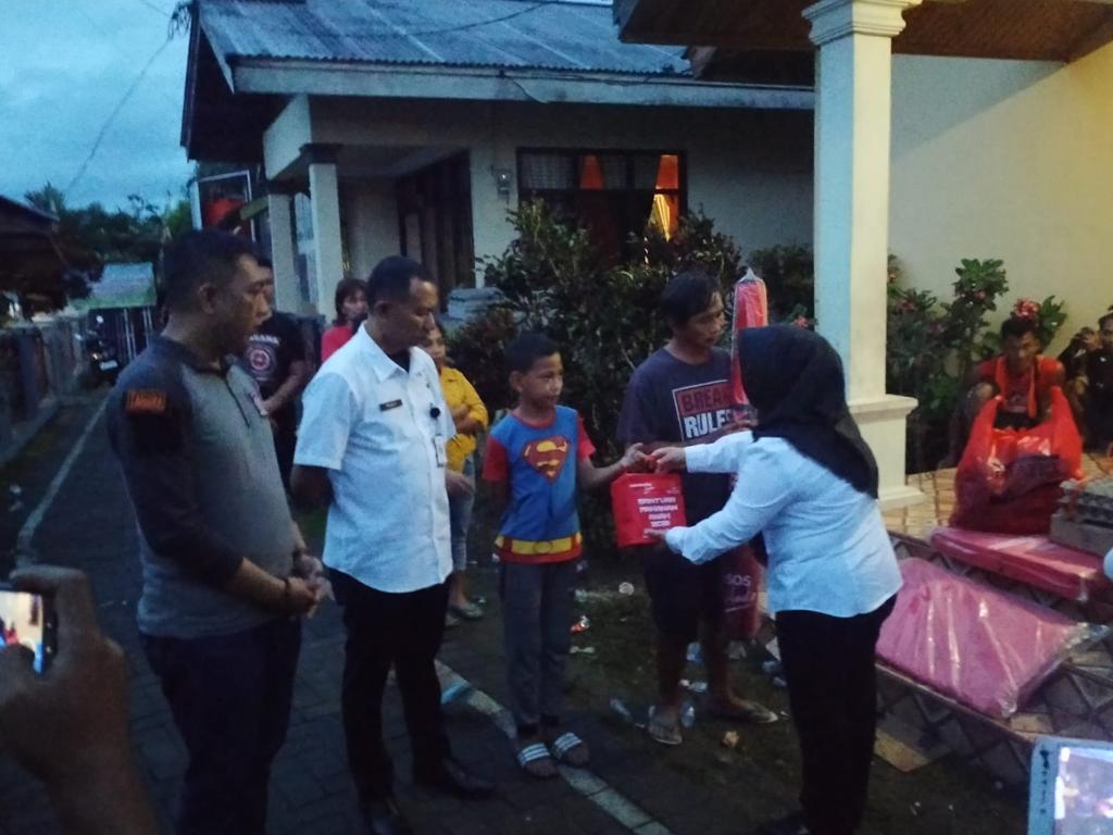 Penyerahan bantuan kepada korban kebakaran di Kelurahan Kotobangon, Rabu, 14 Desember 2022. (Foto: Adit/Diskominfo Kotamobagu)