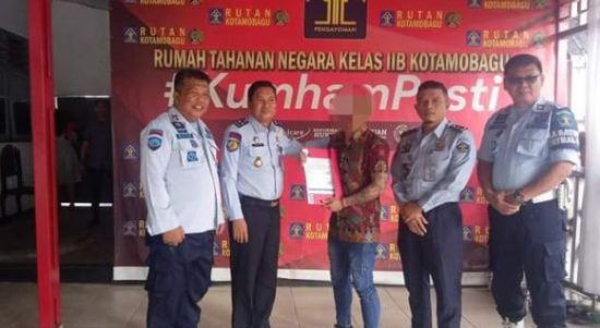 Tampak foto bersama jajaran Rutan Kotamobagu, saat pemberikan SK remisi khusus Natal 2022, secara simbolik ke salah satu warga binaan di Aula Rutan, Minggu 25 Desember 2022. (foto.dok/Rutan Kotamobagu)