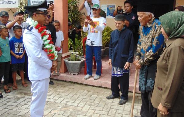 Tampak Sangadi terlantik Roliadi Modeong, saat dijemput secara adat Mongondow oleh Lembaga Adat, di Balai Desa Moyag Todulan, Kecamatan Kotamobagu Timur, Rabu 28 Desember 2022. (foto.Wahyudy Paputungan/Bolmong.News)