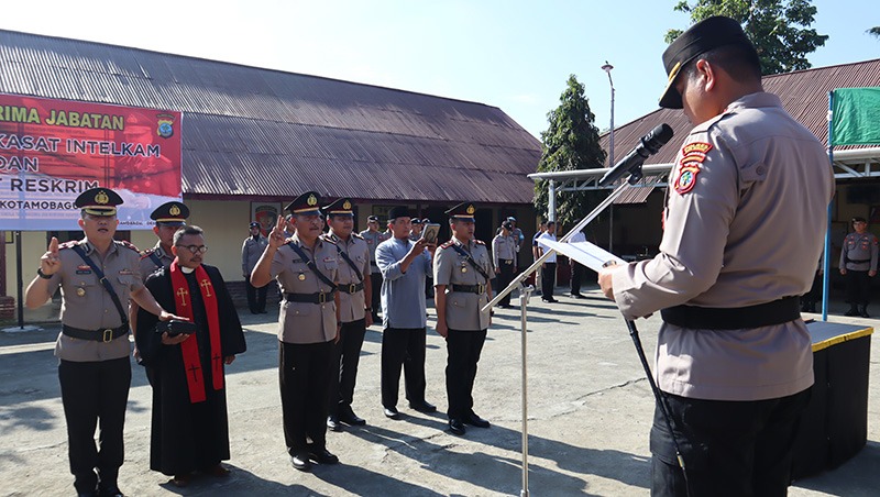 Serah terima jabatan dijajaran Polres Kotamobagu yang dipimpin langsung Kapolres Kotamobagu, AKBP Dasveri Abdi SIK, di lapangan apel Mapolres Kotamobagu, Rabu, 7 Desember 2022. (Foto: Ma'ruf/Polres Kotamobagu)