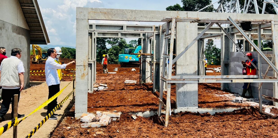 Presiden Jokowi meninjau langsung progres pembangunan rumah tahan gempa di Desa Sirnagalih, Kecamatan Cilaku, Kabupaten Cianjur, pada Senin, 5 Desember 2022. (Sumber Foto: BPMI Setpres/Laily Rachev)