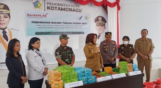 Wali Kota Kotamobagu Tatong Bara saat menghadiri pemusnahan ribuan obat batuk, yang merupakan barang sitaaan Balai Besar Pengawasan Obat dan Makanan (BPOM) Manado, digelar di Aula Kantor Wali Kota Kotamobagu, Selasa (13/12/2022). (Foto: Miranty Manangin/Bolmong.news)