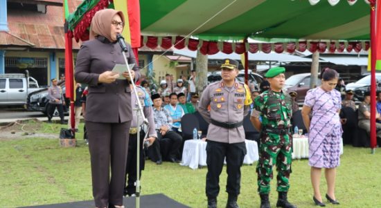 Wali Kota Kotamobagu Tatong Bara, saat membacakan amanat Kapolri di Apel Gelar Pasukan Operasi Lilin 2022, di Lapangan Kelurahan Motoboi Kecil, Kamis 22 Desember 2022. (Foto: Miranty Manangin/Bolmong.News)