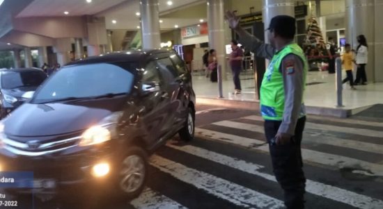 Salah satu anggota Polsek kawasan bandara Polresta Manado saat melakukan pengamanan di kawasan Bandara Sam Ratulangi, Sabtu, 17 Desember 2022. (Foto: dok/Polresta Manado)