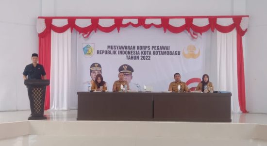 Sekretaris Daerah Kota Kotamobagu Sofyan Mokoginta, saat memberikan sambutan usai terpilih menjadi Ketua Korpri Kota Kotamobagu Periode 2022-2027 di Aula Kantor Wali Kota Kotamobagu, Senin, 26 Desember 2022. (Foto: Adit/Diskominfo Kotamobagu)