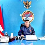 Kepala BP2MI Sulut Hendra Makalalag di ruangan kerjanya, Rabu, 28 Desember 2022. (Foto: dok/BP2MI Sulawesi Utara)