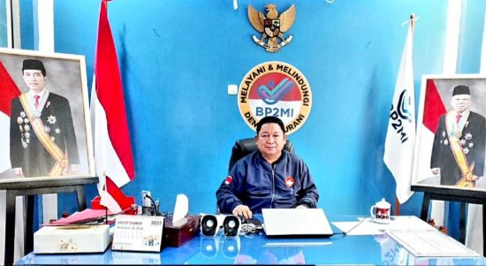 Kepala BP2MI Sulut Hendra Makalalag di ruangan kerjanya, Rabu, 28 Desember 2022. (Foto: dok/BP2MI Sulawesi Utara)