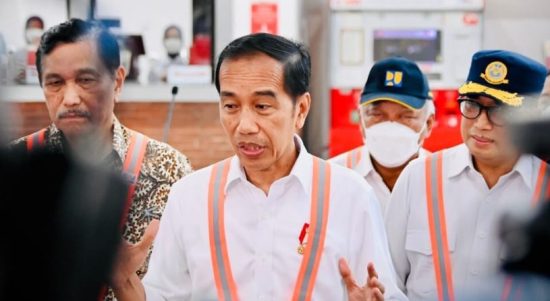 Presiden Joko Widodo menyampaikan keterangannya kepada awak media usai meresmikan Stasiun Manggarai, Jakarta, Senin, 26 Desember 2022. (Foto: BPMI Setpres)