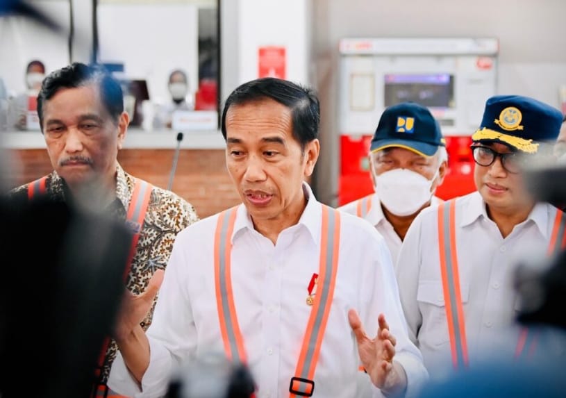 Presiden Joko Widodo menyampaikan keterangannya kepada awak media usai meresmikan Stasiun Manggarai, Jakarta, Senin, 26 Desember 2022. (Foto: BPMI Setpres)