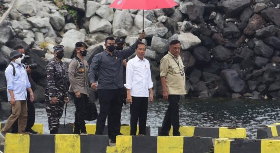 Presiden Jokowi didampingi Gubernur Olly Dondokambey saat meninjau kawasan wisata Bunaken, Manado, Sulawesi Utara, Jumat 20/1/2023). Foto: Waldy Mokodompit