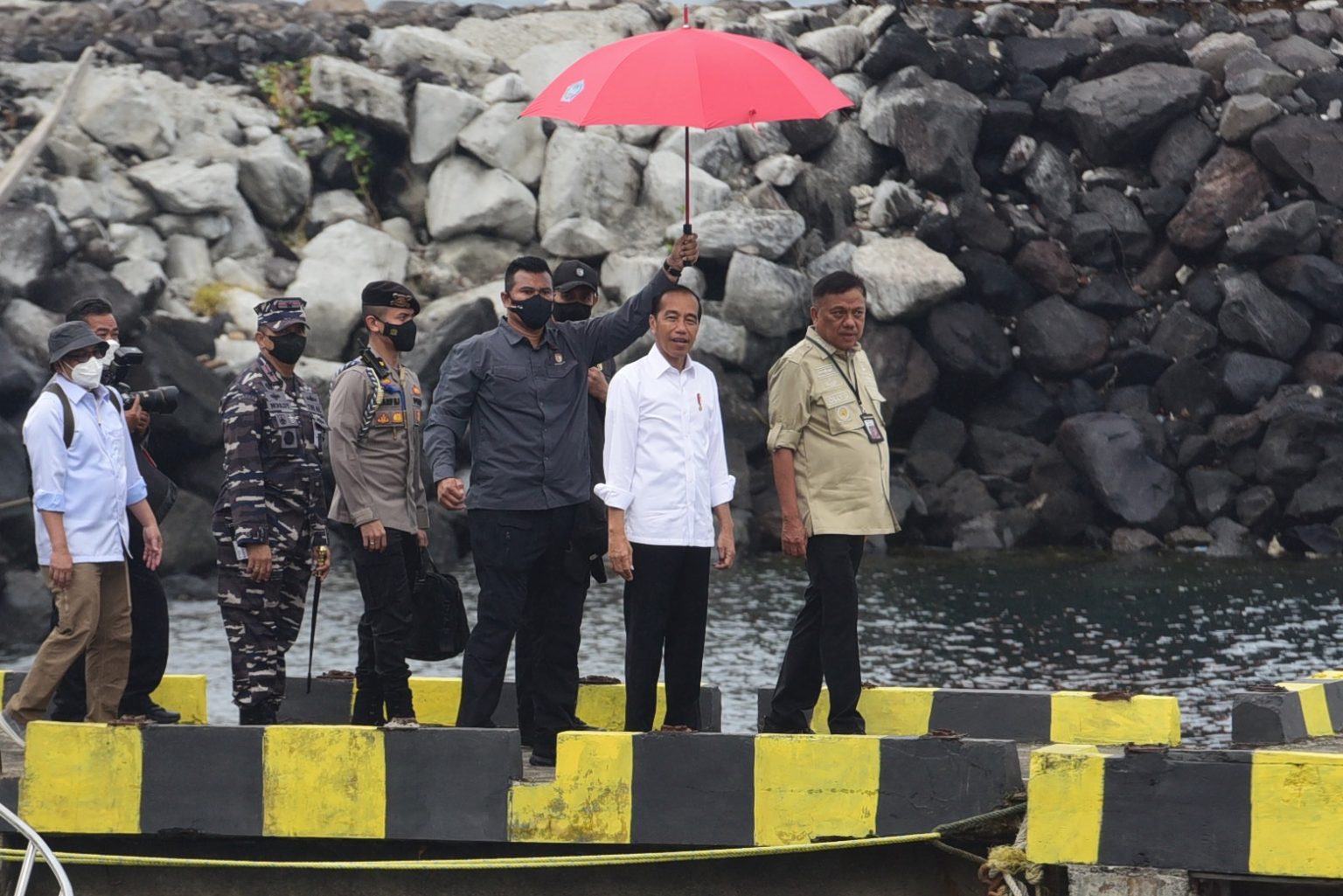 Presiden Jokowi didampingi Gubernur Olly Dondokambey saat meninjau kawasan wisata Bunaken, Manado, Sulawesi Utara, Jumat 20/1/2023). Foto: Waldy Mokodompit