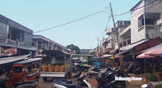 Tampak sejumlah kendaran yang di parkir sembarangan di kompleks Pasar 23 Maret Kotamobagu, Senin (9/1/2023). Foto: Miranty Manangin/Bolmong.News