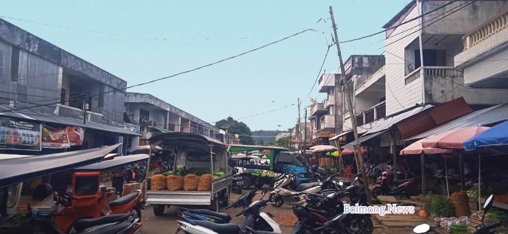 Tampak sejumlah kendaran yang di parkir sembarangan di kompleks Pasar 23 Maret Kotamobagu, Senin (9/1/2023). Foto: Miranty Manangin/Bolmong.News