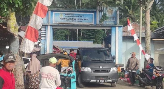 Suasana pintu masuk Pasar Poyowa Kecil yang terletak di Kecamatan Kotamobagu Selatan, Senin (9/1/2023). Foto: Miranty Manangin/Bolmong.News