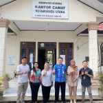 5 Orang PPK Pemilu 2024 bersama Camat Kotamobagu Utara, Kamis, (5/1/2023) di halaman Kantor Camat Kotamobagu Utara. Foto: Mira/Bolmong.News)