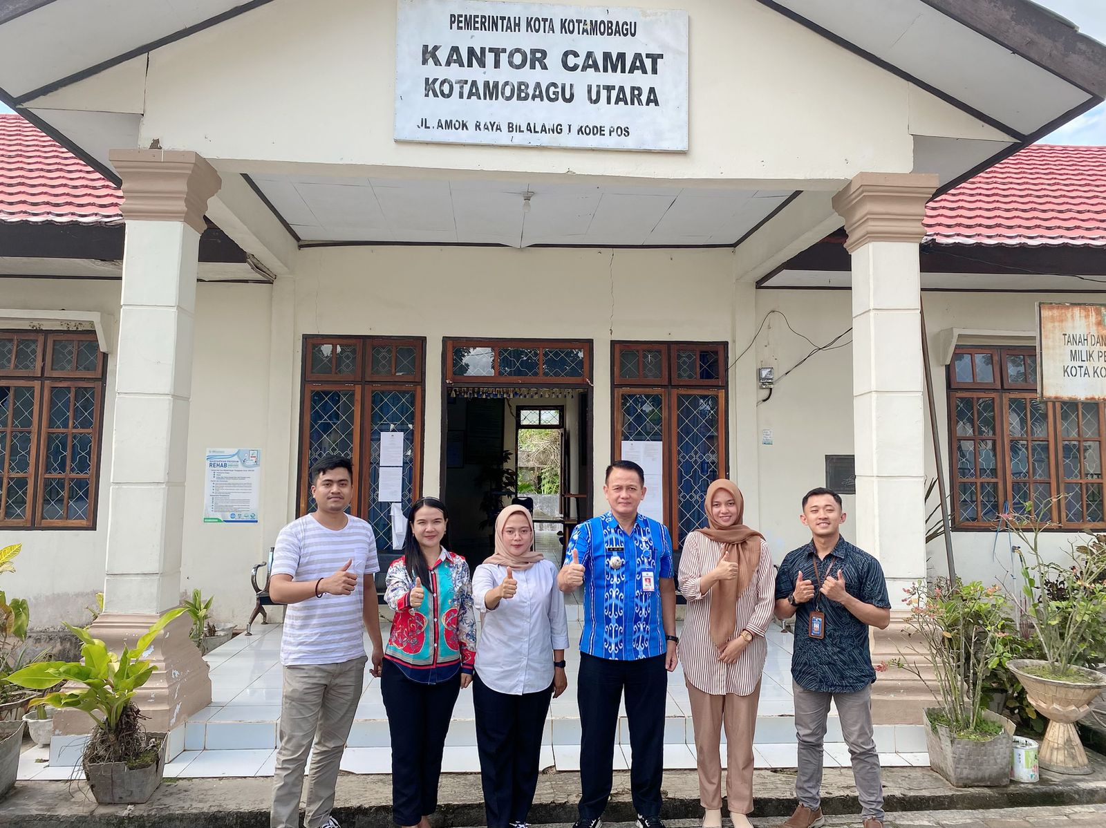 5 Orang PPK Pemilu 2024 bersama Camat Kotamobagu Utara, Kamis, (5/1/2023) di halaman Kantor Camat Kotamobagu Utara. Foto: Mira/Bolmong.News)