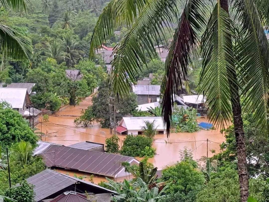 Sejumlah rumah warga di Desa Talawaan Kecamatan Wori terendam banjir, Jumat (27/1/2023). Foto: Akun Facebook Sulawesi Utara Community.