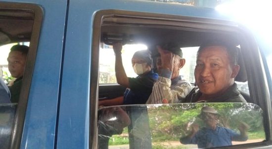 Tampak seorang kakek yang videonya viral berada didalam mobil (Tengah) diantar pulang oleh Dinsos Kotamobagu ke kediamannya yang berada di Kabupaten Minahasa Selatan, Minggu (22/1/2023). Foto: Dok/Dinas Sosial Kotamobagu.