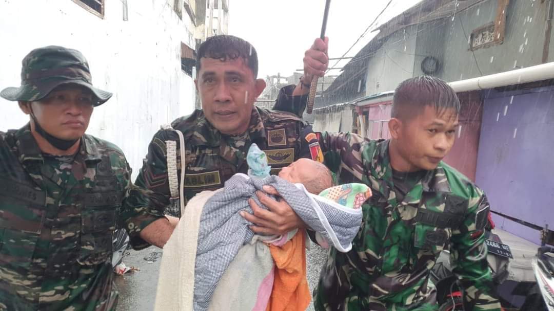Anggota TNI AD menyelematkan Bayi dari banjir bandang yang terjadi pada Jumat (27/1/2023).