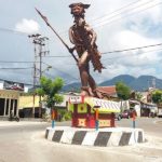 Patung Bogani yang terletak di simpang tiga Kelurahan Kotobangon, Kecamatan Kotamobagu Timur. Foto: dok/Bolmong.news