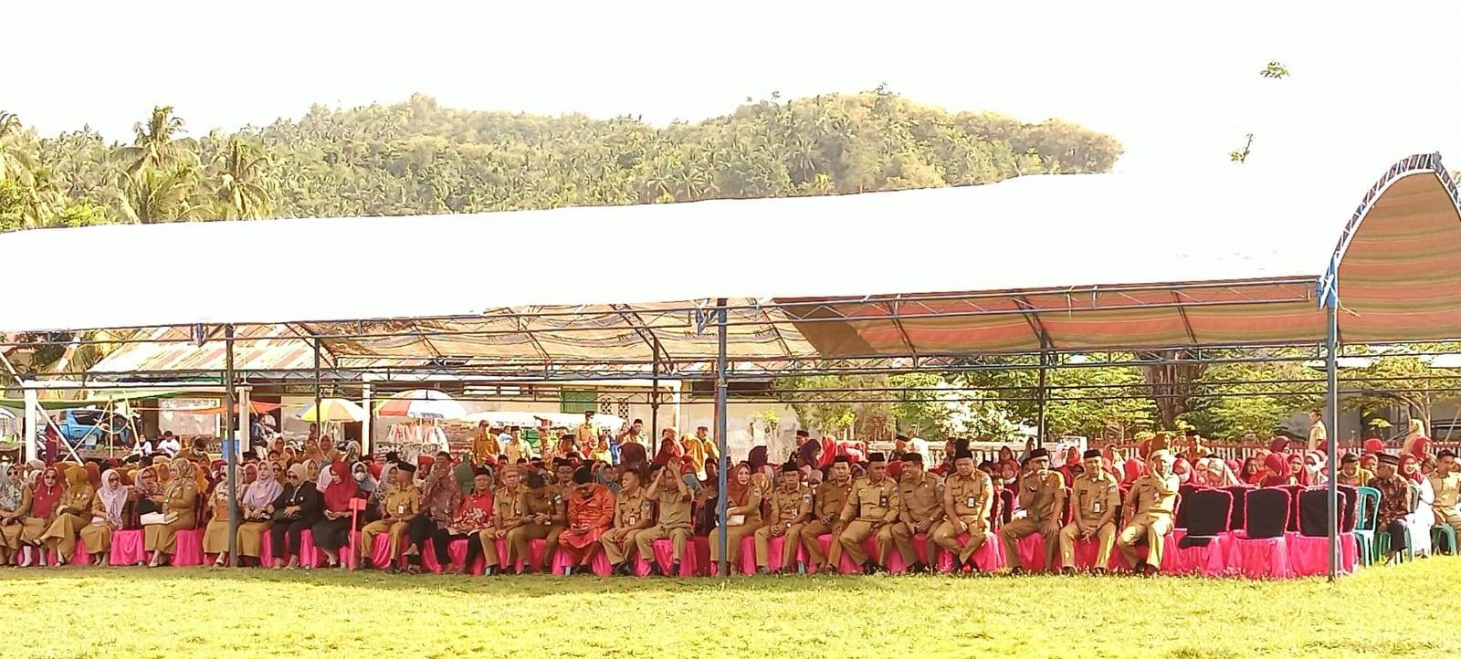 Tampak para peserta upacara HUT Kecamatan Posigadan ke-20 yang dilaksanakan di Lapangan Desa Lion, Senin (16/1/2023). Foto: Wawan Dentaw/Bolmong.News