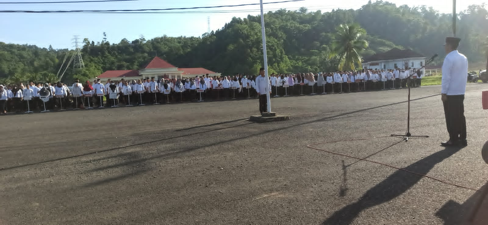 Apel kerja perdana Tahun 2023 di lingkup Pemkab Bolsel yang dipimpin langsung oleh Bupati Bolsel, Iskandar Kamaru, bertempat di halaman Kantor Bupati, Rabu (4/1/2023). (Foto: Wawan Dentaw/Bolmong.News)