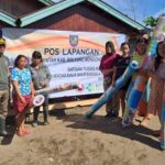 Tampak warga terdampak banjir dan longsor Manado, saat menerima bantuan berupa (tikar) yang diberikan Tim Gabungan Pemkab Bolmong, di Pos Lapangan milik BPBD Bolmong, Selasa 31 Januari 2023. (foto.dok/BPBD Bolmong)