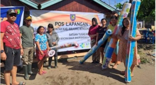 Tampak warga terdampak banjir dan longsor Manado, saat menerima bantuan berupa (tikar) yang diberikan Tim Gabungan Pemkab Bolmong, di Pos Lapangan milik BPBD Bolmong, Selasa 31 Januari 2023. (foto.dok/BPBD Bolmong)