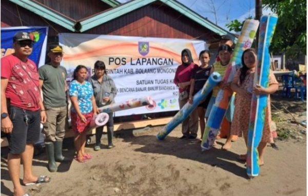 Tampak warga terdampak banjir dan longsor Manado, saat menerima bantuan berupa (tikar) yang diberikan Tim Gabungan Pemkab Bolmong, di Pos Lapangan milik BPBD Bolmong, Selasa 31 Januari 2023. (foto.dok/BPBD Bolmong)