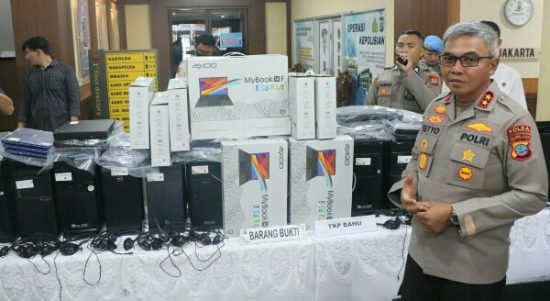 Kapolda Sulut Irjen Pol Setyo Budiyanto dan sejumlah barang bukti elektronik yang disita dalam kasus dugaan tindak pidana pencurian data dibidang informasi dan transaksi elektronik. (Foto: dok/Humas Polda Sulut.