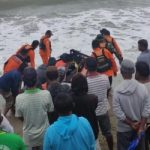 Tim Basarnas Manado saat melakukan pencarian terhadap korban Marwa Yusuf yang terseret ombak di Pantai Buko pada Senin (9/1/2023). Foto: dok/Basarnas Manado.