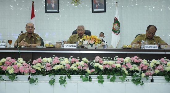 Bupati Asahan Surya Bsc saat membuka Rakorpem perdana tahun 2023 di Aula Melati Kantor Bupati Asahan, Selasa (10/01/2023). Foto: Anggi Lubis/bolmong.news