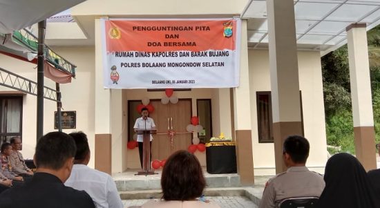 Bupati Bolsel Iskandar Kamaru saat memberikan sambutan pada acara gunting pita Rudis Kapolres Bolsel, Jumat (6/1/2023). Foto: Wawan Dentaw/Bolmong.News