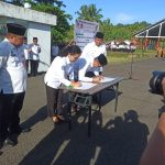Bupati Bolsel menandatangani MoU bersama BPJ Kesehatan usai apel kerja perdana di halaman Kantor BKPSDM, Rabu (4/1/2023). (Foto: Wawan Dentaw/Bolmong.News)