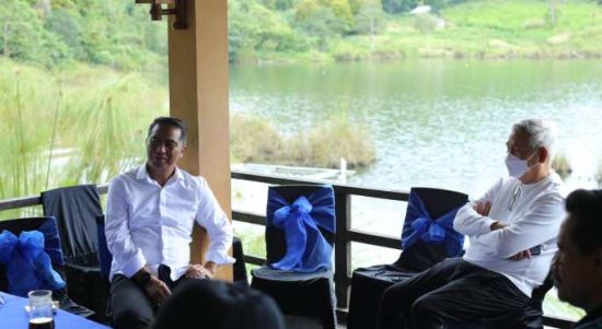 Bupati Boltim Sam Sachrul Mamonto bersama salah satu investor ternama di Indonesia, Agus Abidin di lokasi wisata Dana Mooat, Sabtu (05/2/2022) lalu. Foto: dok/Diskominfo Boltim.