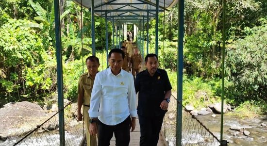 Bupati Boltim Sam Sachrul Mamonto didampingi anggota DPRD Muhamad Jabir, Sekda Boltim Sonny Waroka dan sejumlah jajaran, meninjau langsung jalan perkebunan Inalom Desa Tutuyan, Senin (30/1/2023). Foto: Gazali Potabuga/bolmong.news