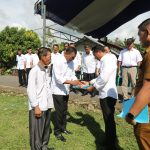 Bupati Boltim Sam Sachrul Mamonto menyerahkan SK kepada dua orang staf khusus saat apel kerja, Senin (30/1/2023). Foto: Gazali Potabuga