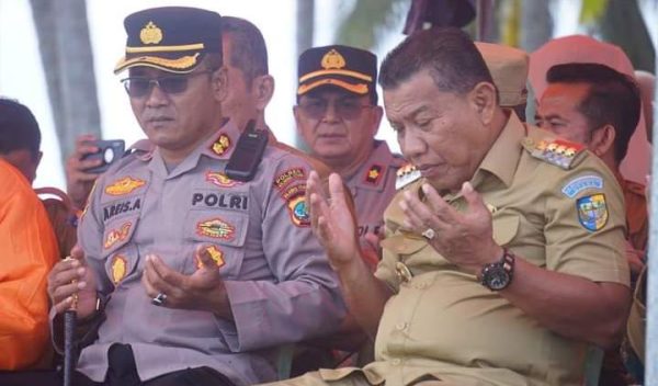 Tampak Bupati Bolmut Depri Pontoh (kanan) dan Kapolres Bolmut AKBP Areis Aminnula SIK (kiri), saat ikut berdoa bersama proses pencarian Adik Marwah, di Pantai Buko, Kecamatan Pinogaluman, Kabupaten Bolmut, Senin 9 Januari 2023. (foto.Protokol Setda Kab Bolmut)