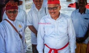 Penjabat Bupati Limi Mokodompit, saat menghadiri Hari Raya Suci Galungan umat Hindu, di Pure Puseh Desa Adat Kembang Merta, Kecamatan Dumoga Timur, Rabu 4 Januari 2023. (foto. Wahyudy Paputungan/Bolmong.News)