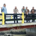 Bupati Tinjau Jembatan di Kecamatan Rawang Panca Arga, Kamis (26/01/2023).
