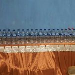 30 botol Miras jenis Captikus yang diamankan Polsek Matuari, Senin (2/1/2023) di salah satu kios di Pasar Girian. Foto: Yudi