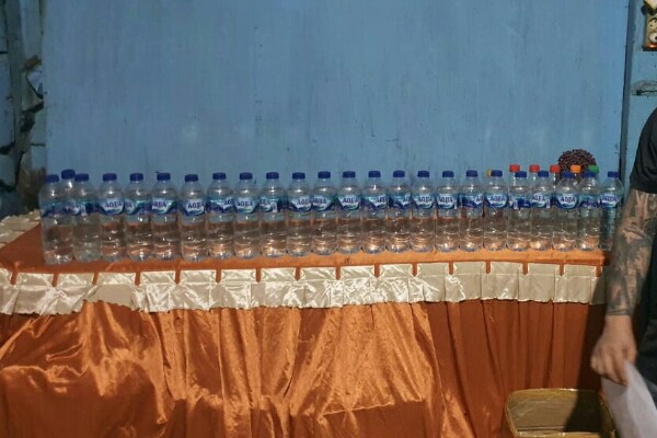30 botol Miras jenis Captikus yang diamankan Polsek Matuari, Senin (2/1/2023) di salah satu kios di Pasar Girian. Foto: Yudi